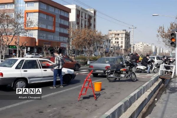 پذیرایی از رهگذران، به مناسبت ولادت حضرت علی (ع)، به همت دانش آموزان دبیرستان محراب منطقه ۱۴