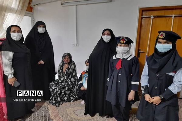 تجلیل دانش‌آموزان چابهاری از پدر شهید دانش‌آموز نسترن خسروی