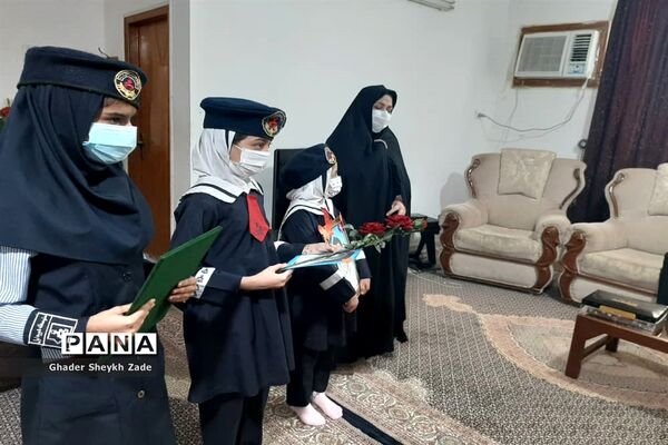 تجلیل دانش‌آموزان چابهاری از پدر شهید دانش‌آموز نسترن خسروی