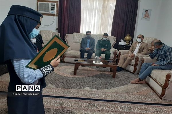 تجلیل دانش‌آموزان چابهاری از پدر شهید دانش‌آموز نسترن خسروی