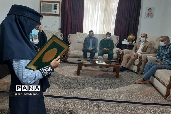 تجلیل دانش‌آموزان چابهاری از پدر شهید دانش‌آموز نسترن خسروی