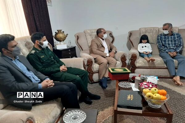 تجلیل دانش‌آموزان چابهاری از پدر شهید دانش‌آموز نسترن خسروی