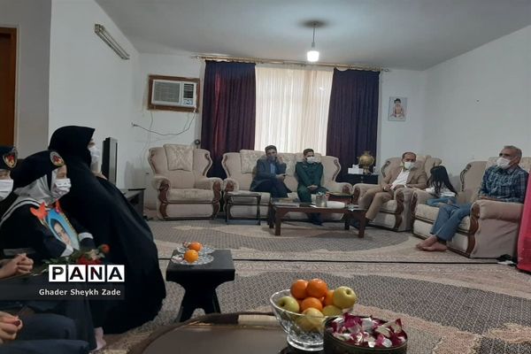 تجلیل دانش‌آموزان چابهاری از پدر شهید دانش‌آموز نسترن خسروی