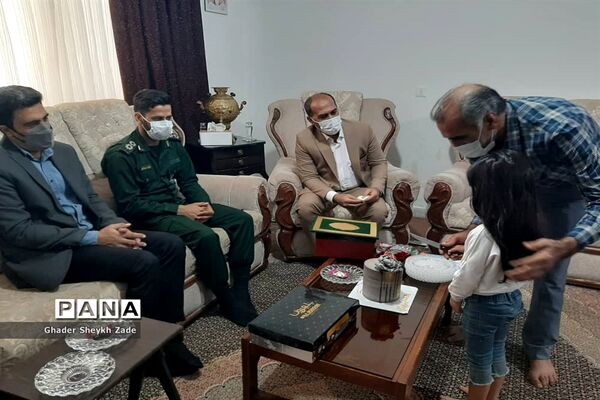 تجلیل دانش‌آموزان چابهاری از پدر شهید دانش‌آموز نسترن خسروی