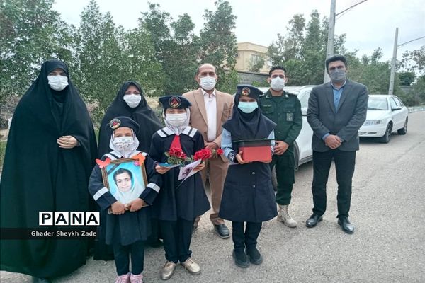 تجلیل دانش‌آموزان چابهاری از پدر شهید دانش‌آموز نسترن خسروی