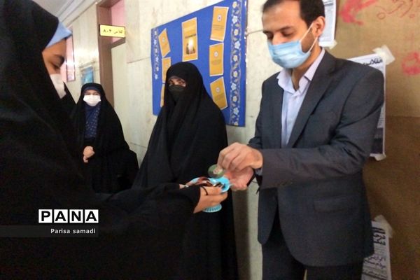 بازدید از نمایشگاه مدرسه انقلاب، دبیرستان فرزانگان ۴