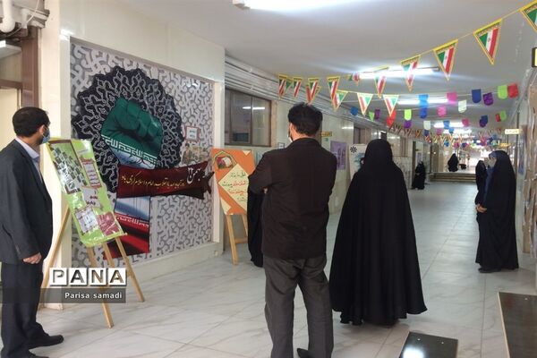 بازدید از نمایشگاه مدرسه انقلاب، دبیرستان فرزانگان ۴
