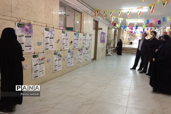 بازدید از نمایشگاه مدرسه انقلاب، دبیرستان فرزانگان ۴