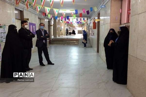 بازدید از نمایشگاه مدرسه انقلاب، دبیرستان فرزانگان ۴