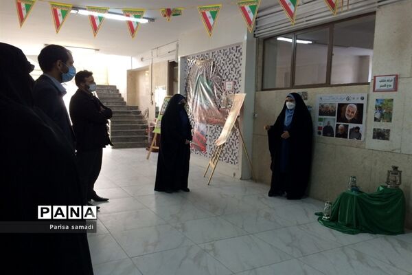 بازدید از نمایشگاه مدرسه انقلاب، دبیرستان فرزانگان ۴