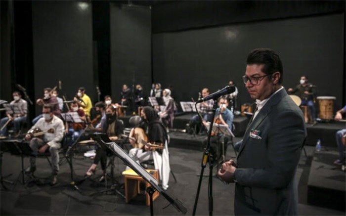 حجت اشرف‌زاده در پردیس تئاتر شهرزاد ترانه‌های شرقی را می‌خواند