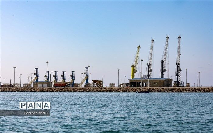 بازدید وزیر اقتصاد و دارایی از بندر امام
