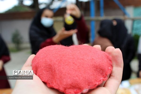 بازارچه مواد غذایی و دست‌سازه‌ها در گلوگاه