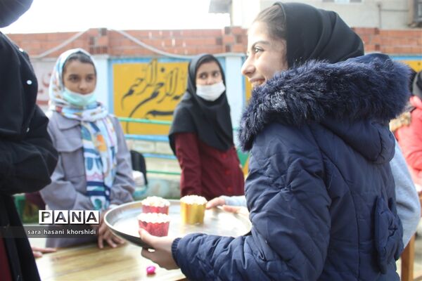 بازارچه مواد غذایی و دست‌سازه‌ها در گلوگاه