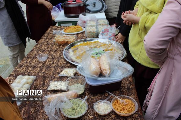 بازارچه مواد غذایی و دست‌سازه‌ها در گلوگاه