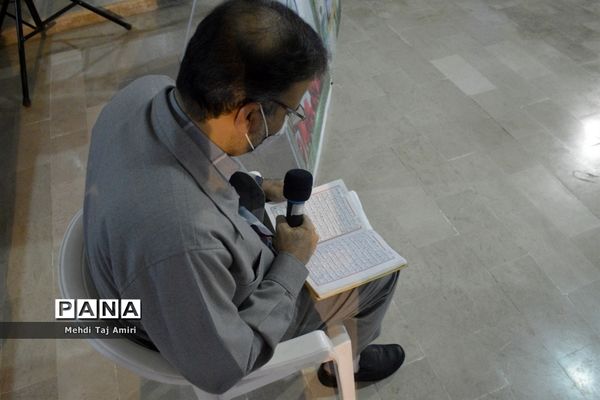 عطر افشانی ، غبار روبی و گلباران قبور مطهر شهدا در بوشهر