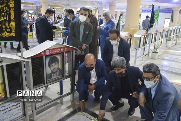 عطر افشانی ، غبار روبی و گلباران قبور مطهر شهدا در بوشهر