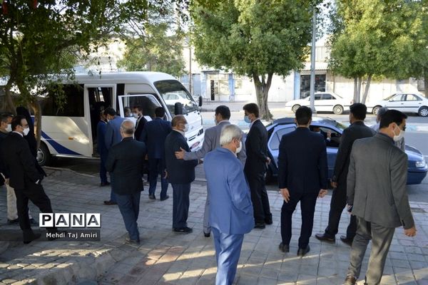 عطر افشانی ، غبار روبی و گلباران قبور مطهر شهدا در بوشهر