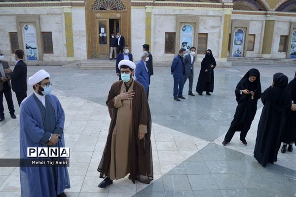 عطر افشانی ، غبار روبی و گلباران قبور مطهر شهدا در بوشهر