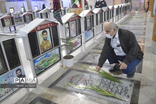 عطر افشانی ، غبار روبی و گلباران قبور مطهر شهدا در بوشهر