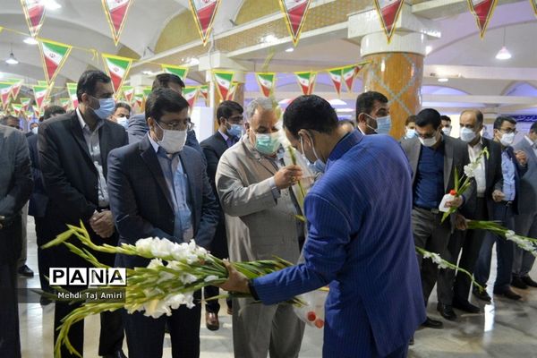 عطر افشانی ، غبار روبی و گلباران قبور مطهر شهدا در بوشهر