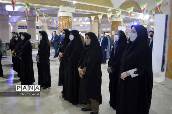 عطر افشانی ، غبار روبی و گلباران قبور مطهر شهدا در بوشهر