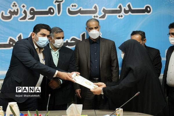 افتتاح نمایشگاه آثار هنری دانش‌آموزان و معلمان ناحیه چهار اهواز