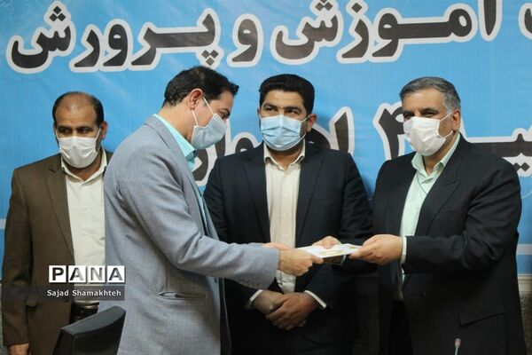 افتتاح نمایشگاه آثار هنری دانش‌آموزان و معلمان ناحیه چهار اهواز