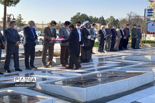 غبارروبی مزار شهدا توسط معاونان پرورشی مدارس کاشمر
