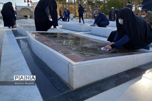غبارروبی مزار شهدا توسط معاونان پرورشی مدارس کاشمر