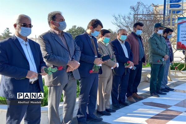 غبارروبی مزار شهدا توسط معاونان پرورشی مدارس کاشمر