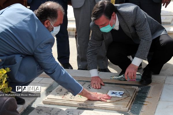 مراسم غبارروبی مزار  شهدا در بهشت رضا مشهد به مناسبت هفته امور تربیتی