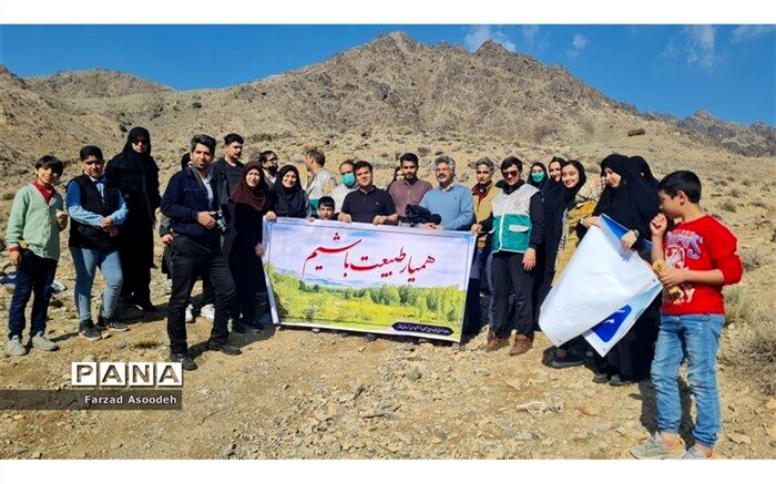 اردوی جنگلی با هدف کاشت بادامشک در دامنه کوه‌های کلاته کاشمر برگزار شد