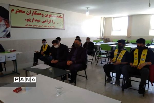 مسابقات مناظره دانش‌آموزی در منطقه پیربکران استان اصفهان