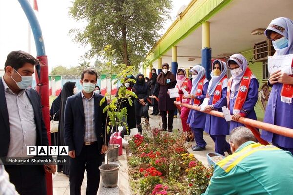 برپایی نمایشگاه دانش‌آموزی دست ساخته‌ها با مواد دور ریختنی در ناحیه 2 اهواز