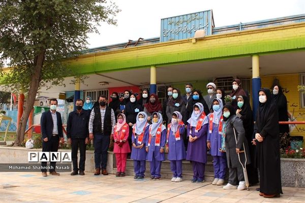 برپایی نمایشگاه دانش‌آموزی دست ساخته‌ها با مواد دور ریختنی در ناحیه 2 اهواز