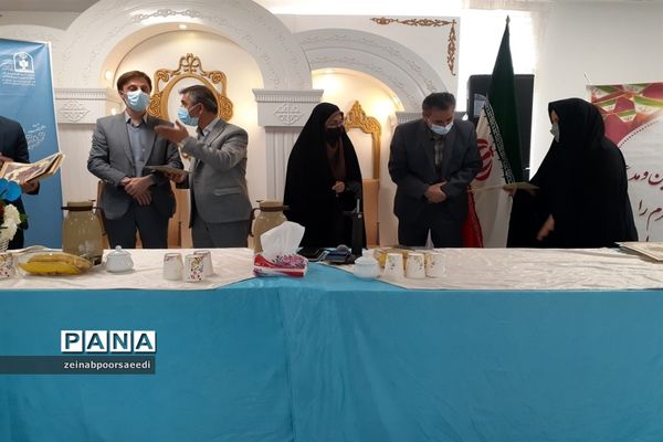 نشست صمیمی معاونان و مربیان پرورشی و مشاوران مدارس با مدیر آموزش و پرورش فیروزکوه