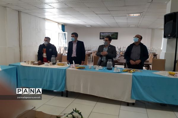 نشست صمیمی معاونان و مربیان پرورشی و مشاوران مدارس با مدیر آموزش و پرورش فیروزکوه
