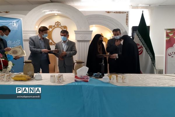 نشست صمیمی معاونان و مربیان پرورشی و مشاوران مدارس با مدیر آموزش و پرورش فیروزکوه