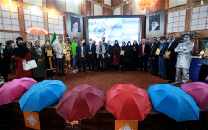جمع طنازان زیر «چتر لبخند»