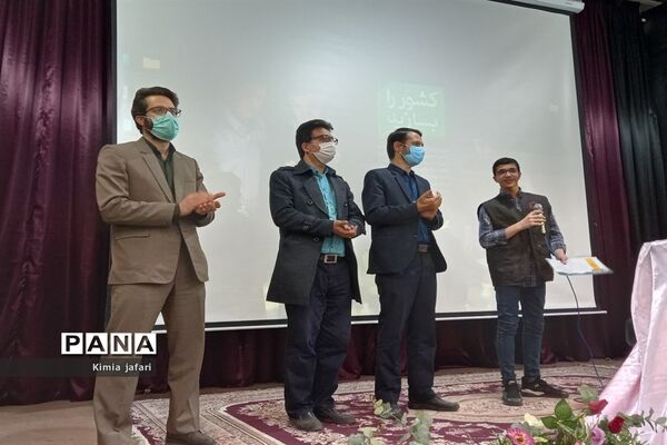 تقدیر از دانش‌آموزان برگزیده فرهنگی وهنری کاشمر