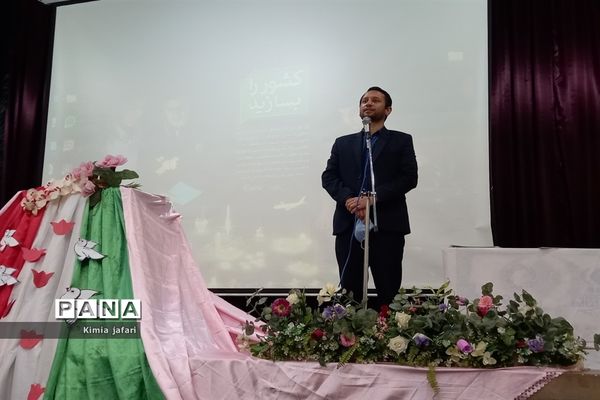 تقدیر از دانش‌آموزان برگزیده فرهنگی وهنری کاشمر