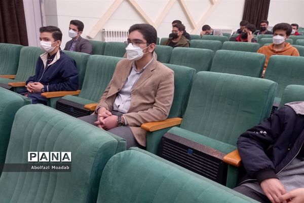 تقدیر از دانش‌آموزان برگزیده فرهنگی وهنری کاشمر