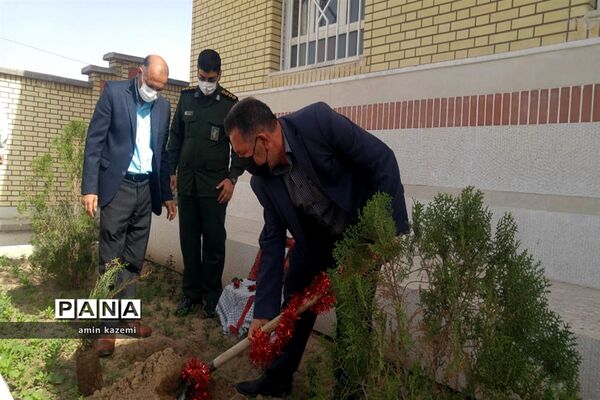 کاشت نهال به یاد سردار شهید حاج قاسم سلیمانی در آموزشگاه دارابگرد