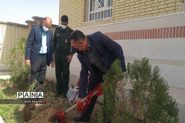 کاشت نهال به یاد سردار شهید حاج قاسم سلیمانی در آموزشگاه دارابگرد