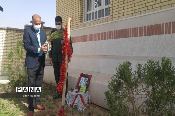 کاشت نهال به یاد سردار شهید حاج قاسم سلیمانی در آموزشگاه دارابگرد