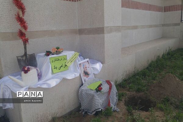 کاشت نهال به یاد سردار شهید حاج قاسم سلیمانی در آموزشگاه دارابگرد