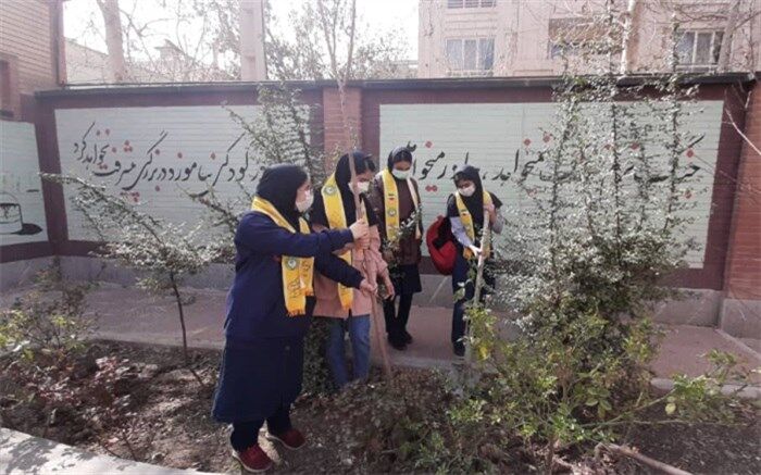 آیین روز درختکاری در دبیرستان یادگار امام ناحیه سه کرج برگزارشد