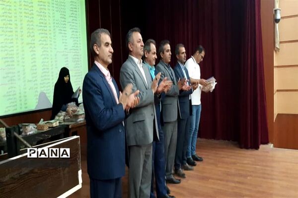 آیین تجلیل از افتخار آفرینان دبیرستان سمیه محمود‌آباد