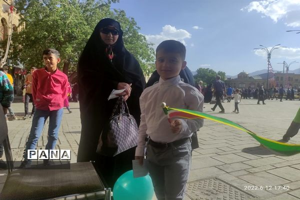 اجرای سرود سلام فرمانده در میدان امام خمینی همدان